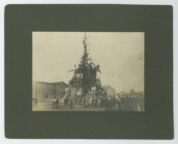 Laf-Lehigh rivalry bonfire on Lafayettes campus in 1904. (From the college archives).
