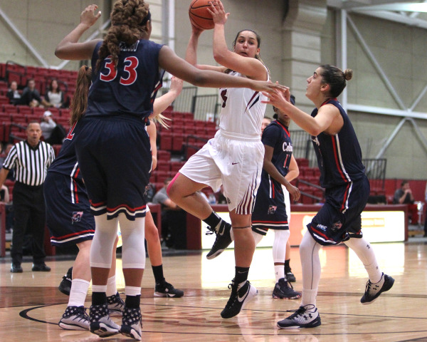 Anna Ptasinski '18 drives to the hoop. (Courtesy of Athletic Communications)