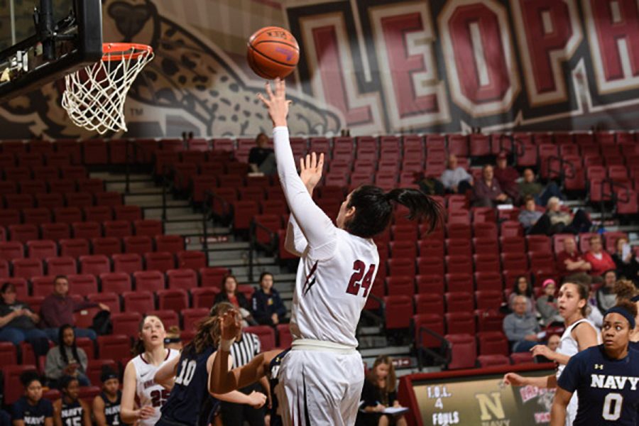 Womens basketball sweeps Loyola for the season, loses to Navy at home