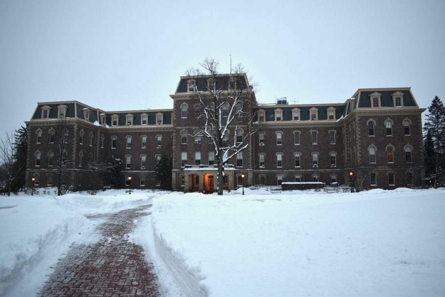 The+colleges+facilities+teams+used+dump+trucks+to+help+clear+the+snow+from+walking+paths+and+parking+lots.+%28Photo+by+Katie+Frost+22%29