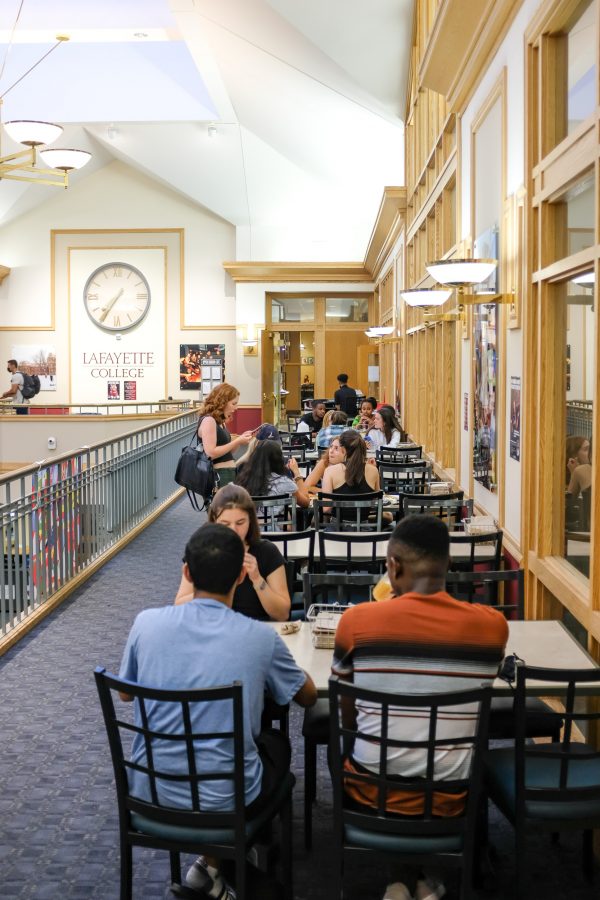Bon Appétit returns students to indoor seating in dining halls as they compensate for staff shortages. (Photo by Caroline Burns '22)