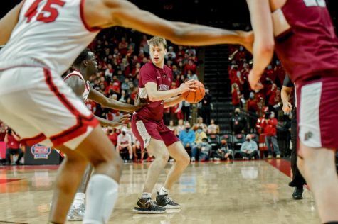 Mens basketball triumphs over Rutgers in first win of season