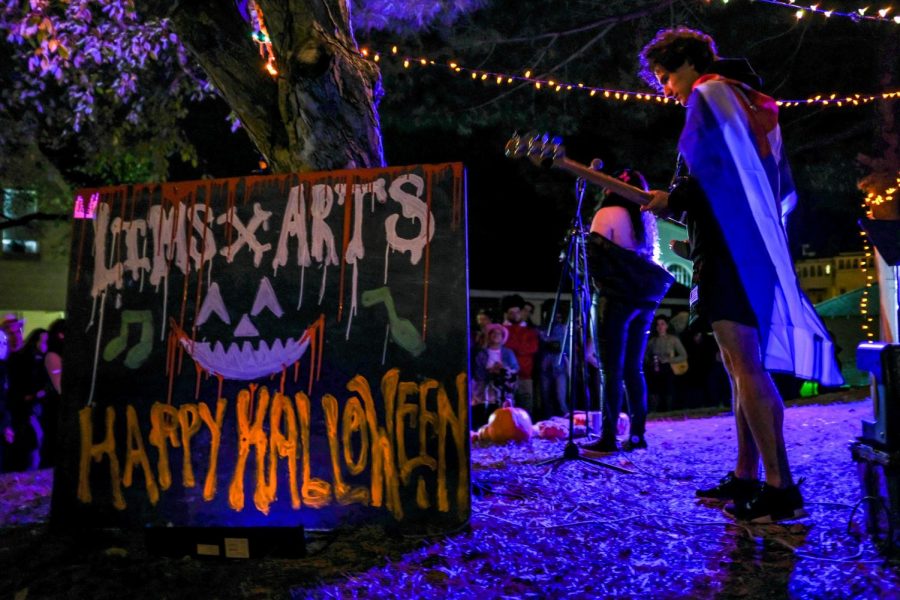 The stage at 643 Parsons Street was filled with pumpkins, lights and a sign made by Ava Gaulkin 22 for the concert organized by the Lafayette Interdisciplinary Music Society. (Photo by Caroline Burns 22) 