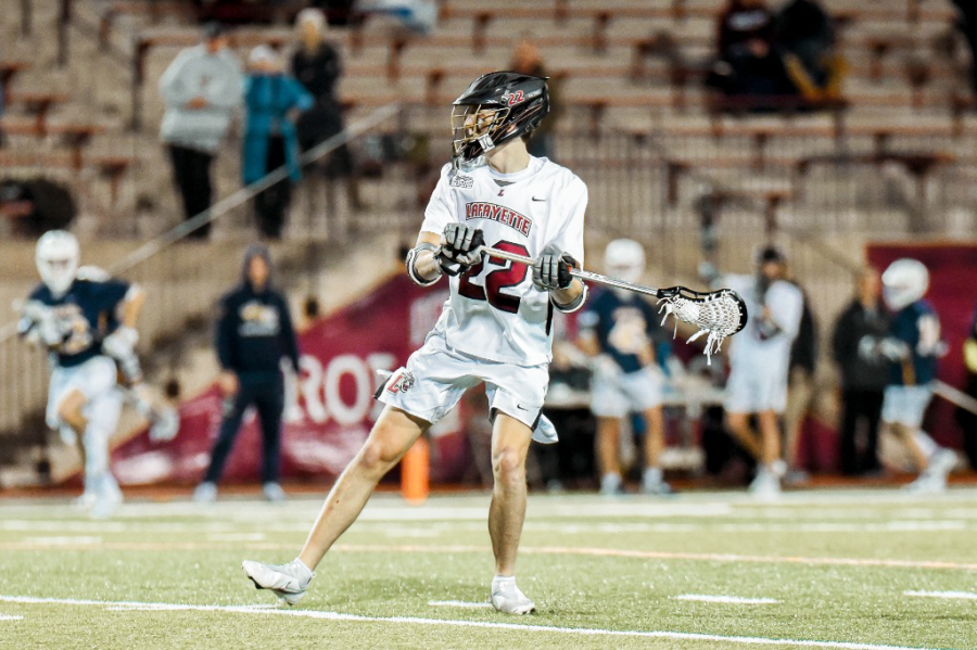 Sophomore+attacker+Charlie+Cunniffe+scans+the+defense+as+he+looks+for+an+opportunity+to+score+on+Loyola.+%28Photo+taken+by+Hannah+Ally+for+GoLeopards%29
