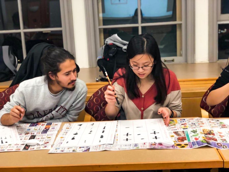 Participating students learned about writing horizontal and vertical calligraphy strokes during the workshop. (Photo courtesy of Jen-Feng Liu)