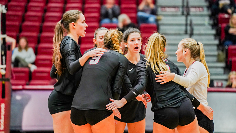 Senior middle blocker Gracie Gibson brings her teammates in for a huddle. (Photo courtesy of GoLeopards)