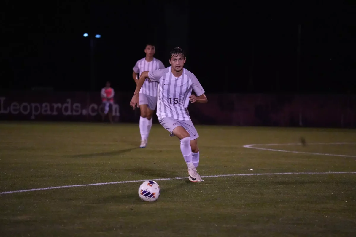 Sophomore midfielder Griffin Feather operates in open space against Siena College on Aug. 28. (Photo courtesy of GoLeopards)