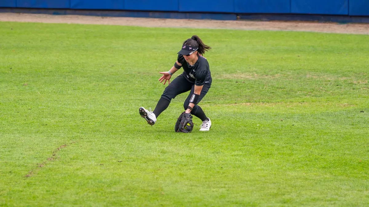 The softball team racked up eight hits in a win over Georgetown University on Saturday. (Photo by Erick Ordaz for GoLeopards)